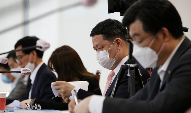 김근익 금융감독원장 대행이 지난해 6월16일 오전 거시경제금융회의가 열린 서울 중구 명동 은행회관에서 자료를 살펴보고 있다. 