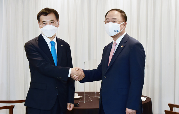 홍남기(오른쪽) 경제부총리 겸 기획재정부장관과 이주열 한국은행 총재가 2일 서울 중구 한국프레스센터에서 조찬 회동에 앞서 인사하고 있다. (공동취재사진) 