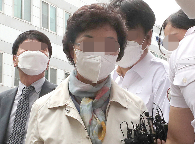 불법 요양병원을 운영하면서 수십억 원대 요양급여를 부정수급 한 혐의로 기소된 윤석열 전 검찰총장의 장모 최 모씨가 2일 오전 의정부지방법원에서 열리는 1심 선고공판에 출석하고 있다. (공동취재사진) 