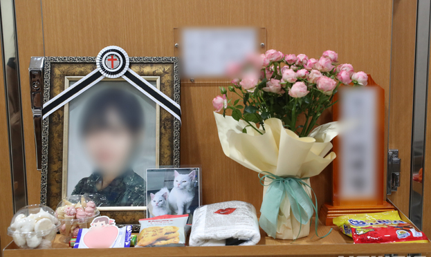 3일 오후 경기도 성남시 국군수도병원 장례식장 영현실에 성추행 피해 신고 뒤 극단적인 선택을 한 공군 여성 부사관 고(故) 이모 중사의 영정사진이 놓여 있다. 지난 3월 선임 부사관으로부터 성추행을 당했다며 신고한 이중사는 두달여만인 지난달 22일 관사에서 숨진 채 발견됐다
