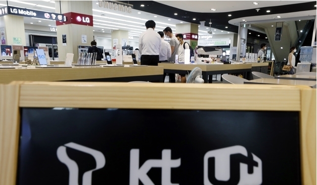 과학기술정보통신부가 5세대 이동통신의 객관적인 품질 정보를 제공하기 위해 서울과 6대 광역시에서 최초로 2020년도 상반기 5G 서비스 품질평가를 실시한 5일 서울 용산구의 한 전자제품 매장 모바일 코너에서 직원들이 업무를 보고 있다. 품질평가 결과 다운로드 속도는 SK텔레콤이 가장 빠른 것으로 나타났고, 커버리는 LG유플러스가 가장 넓었으며, LTE 전환비율은 KT가 가장 낮았다. 2020.08.05.