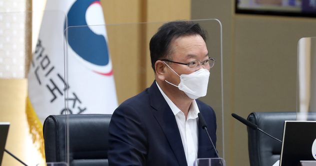 김부겸 국무총리가 1일 오전 정부세종청사에서 열린 임시 국무 회의에서 모두 발언을 하고 있다.