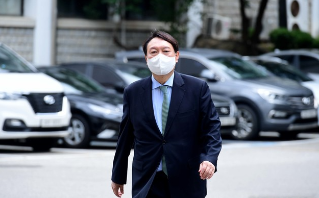 윤석열 전 검찰총장이 5일 오후 서울 관악구 서울대 공학관으로 주한규 원자핵공학과 교수를 만나기 위해 이동하고 있다.