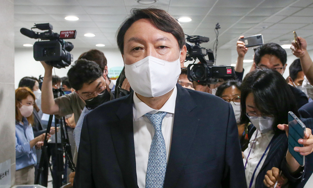 대선 출마를 선언한 윤석열 전 검찰총장이 지난달 6월 30일 서울 여의도 국회 소통관 국회기자실을 방문한 뒤 취재진 질문을 받고 있다. (공동취재사진) 