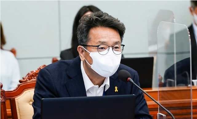 이철희 정무수석이 지난 4월19일 오후 청와대 여민관에서 열린 수석·보좌관회의에 참석해 인사말을 하고 있다. 2021.04.19. 