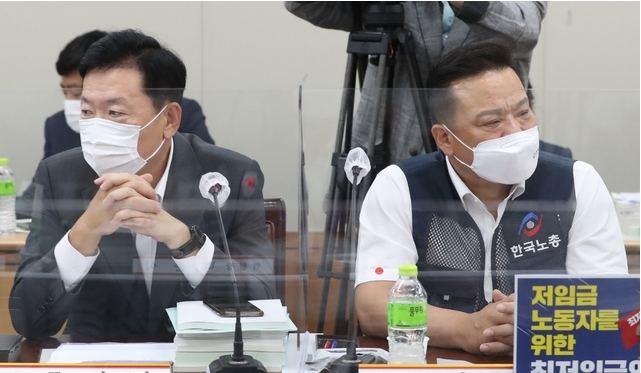 지난달 29일 오후 정부세종청사에서 열린 최저임금위원회 6차 전원회의에서 류기정 사용자 위원과 이동호 근로자 위원의 시선이 엇갈리고 있다. 2021.06.29.
