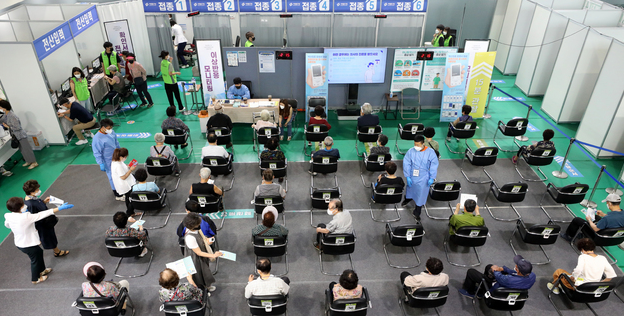 지난 5일 서울 서대문구 북아현문화체육센터 코로나19 백신 예방접종센터에서 시민들이 화이자 백신을 맞은 뒤 관찰을 위해 대기하고 있다. 