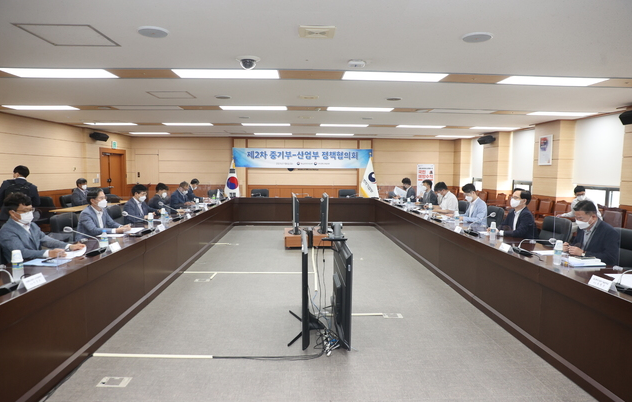 중소벤처기업부와 산업통상자원부는 6일 정부대전청사에서 ‘제2차 산업부-중기부 정책협의회’를 개최했다.(제공=중소젠처기업부)