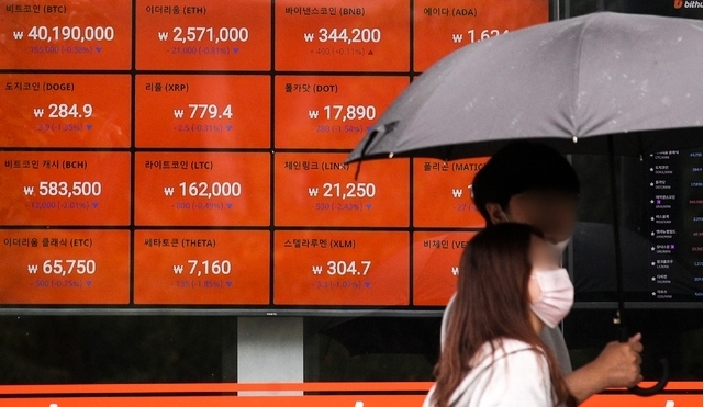 비트코인 채굴 난이도가 하락했다는 소식으로 비트코인이 4% 가까이 급등하는 등 암호화폐가 일제히 급등한 4일 오전 서울 강남구 암호화폐 거래소 빗썸 강남 고객센터 전광판에 비트코인 등 암호화폐 시세가 표시되고 있다. 2021.07.04.