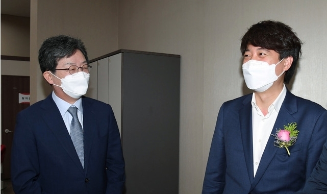 국회사진기자단 = 국민의힘 이준석 대표(오른쪽)와 유승민 전 의원이 2일 서울 양천구 kt체임버홀에서 열린 'CBS 제30·31대 재단이사장 이·취임 감사 예식'에 참석하고 있다. 2021.07.02.