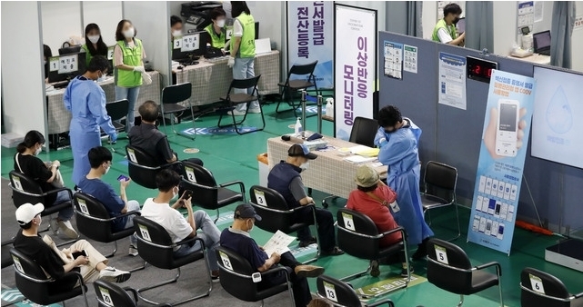 국내 코로나19 백신 누적 1차 접종자가 1540만1361명으로 인구의 약 30%를 넘어선 6일 오후 서울 서대문구 북아현문화체육센터에 마련된 코로나19 백신 예방접종센터에서 코로나19 백신 접종을 마친 시민들이 이상반응 모니터링을 위해 대기하고 있다. 2021.07.06. 