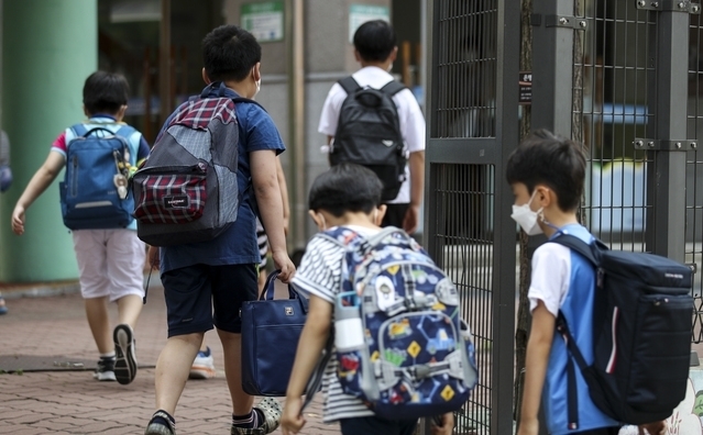 수도권 학교들이 2학기 전면 등교를 앞두고 수도권을 중심으로 늘어나는 코로나19 확진자에 2학기 전면등교 시행이 무산될 것을 우려하는 목소리가 나오고 있다. 교육부가 거리두기 개편안에 맞춰 발표한 학사운영 방안에 따르면 거리두기 2단계까지는 전면 등교가 가능하지만 3단계로 격상되면 동시간대 등교 인원이 초등학교는 최대 전교생의 6분의 5까지, 중·고등학교는 3분의 2까지로 각각 제한된다. 중앙재난안전대책본부는 7일 회의를 통해 8일 이후 수도권 거리두기 체계를 확정한 뒤 발표할 예정이다. 사진은 6일 서울시내의 한 초등학교에서 학생들이 등교하고 있다. 2021.07.06.
