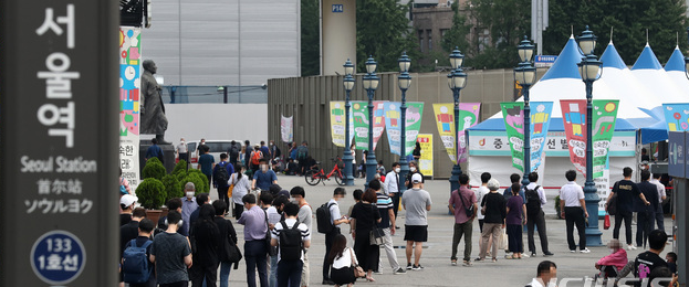 코로나19 신규 확진자가 1200명을 넘어선 7일 오전 서울 중구 서울역광장에 마련된 코로나19 임시선별검사소에서 시민들이 검사를 받기 위해 줄지어 서 있다.