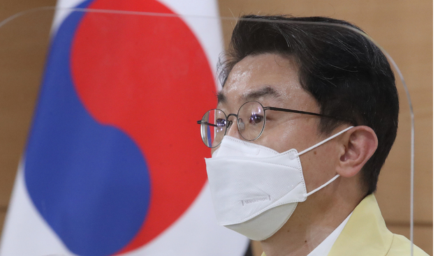  이억원 기획재정부 제1차관이 7일 서울 종로구 정부서울청사에서 비상경제 중앙대책본부(중대본) 회의 정례브리핑을 하고 있다. 