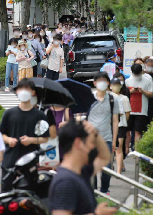 국내 코로나19 신규 확진자가 1212명으로 6개월 만에 1000명 대를 돌파한 7일 오전 서울 관악구 보건소에 마련된 선별진료소에서 시민들이 검사를 받기 위해 대기하고 있다. 