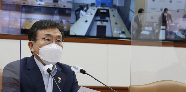 권덕철 보건복지부 장관이 3일 서울 종로구 정부서울청사에서 열린 제1차 한미 백신 파트너십 지원 TF 회의에 참석해 발언하고 있다. 