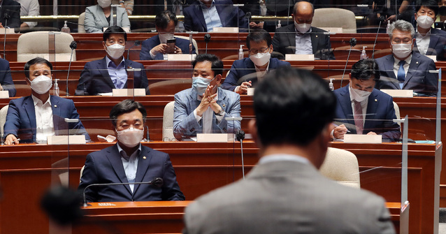 윤호중 더불어민주당 원내 대표와 의원들이 7일 오후 서울 영등포구 국회에서 열린 정책 의원 총회에서 송영길 대표의 발언을 듣고 있다. (공동취재사진) 