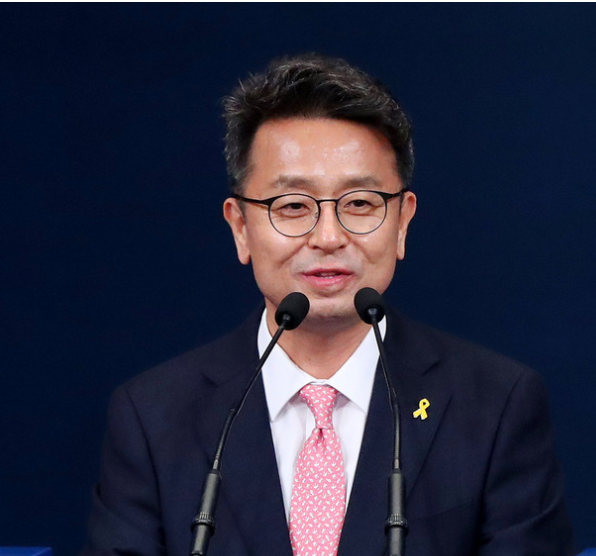  이철희 신임 대통령비서실 정무수석비서관이 지난 4월 16일 오후 청와대 춘추관 대브리핑룸에서 인사말을 하고 있다. 