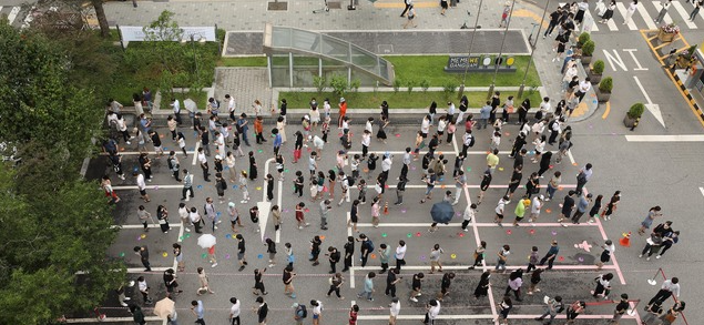 코로나19 신규 확진자가 1,275명(국내발생 1,227명, 해외유입 48명)이 집계된 8일 오전 서울 강남구보건소 선별진료소에 검사를 기다리는 시민들이 줄 서있다.