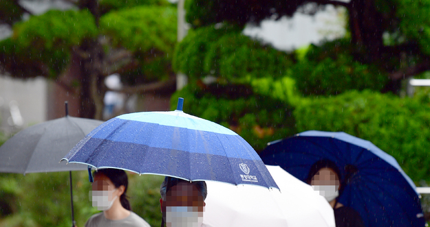 장맛비가 내리는 지난 5일 오후 광주 동구 전남대학교병원에서 시민들이 우산을 쓴 채 발걸음을 옮기고 있다. 
