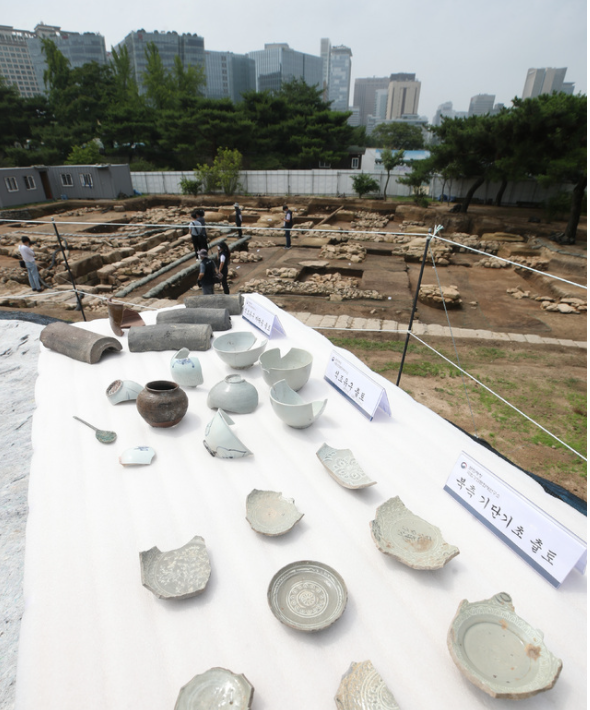 8일 오전 서울 종로구 경복궁 동궁 권역에서 발굴된 150년 전(추정) 선진 정화시설을 갖춘 공중화장실 유구(遺構) 현장을 언론에 공개하는 행사 중 출토 유물이 전시돼 있다.