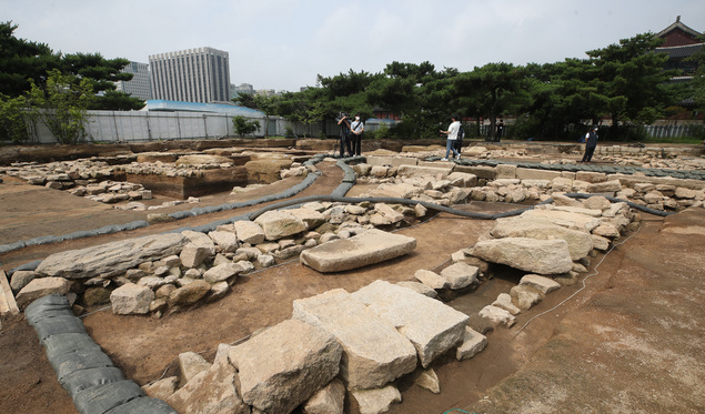 문화재청 관계자가 8일 오전 서울 종로구 경복궁 동궁 권역에서 발굴된 150년 전(추정) 선진 정화시설을 갖춘 공중화장실 유구(遺構) 현장에 대해 설명하고 있다. 앞에 보이는 두갈래 길은 출수구다. 