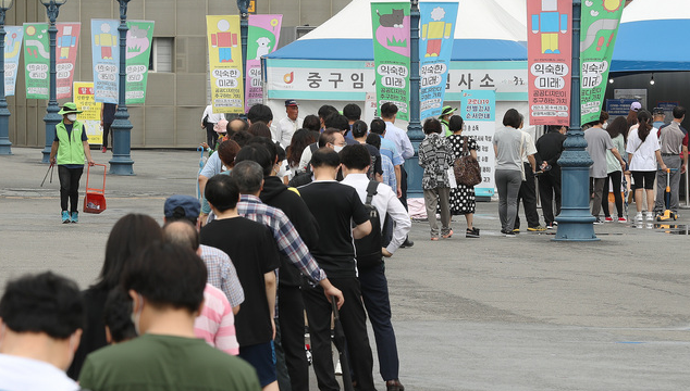  코로나19 신규 확진자가 1,275명(국내발생 1,227명, 해외유입 48명)이 집계된 8일 오전 서울 중구 서울역광장에 마련된 코로나19 임시선별검사소에서 시민들이 검사를 받기 위해 대기하고 있다. 