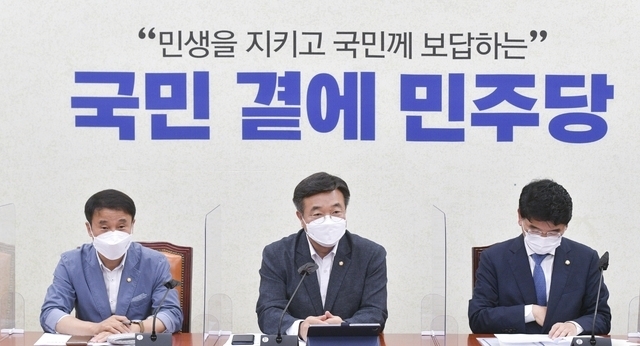 윤호중 더불어민주당 원내대표가 8일 국회에서 열린 정책조정회의에 참석해 발언하고 있다. (공동취재사진) 2021.07.08.