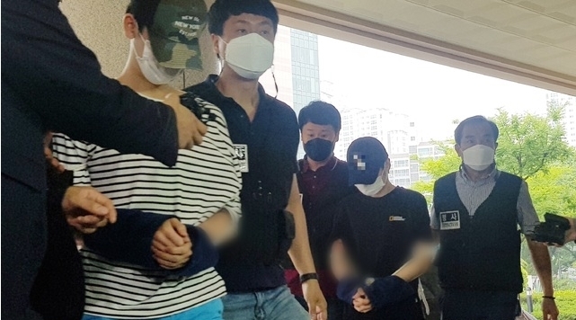 마포 오피스텔 감금 살인 사건의 피의자들이 지난달 15일 오전 서울 마포구 서울서부지방법원에서 열린 구속 전 피의자 심문에 출석하고 있다. 2021.06.15.