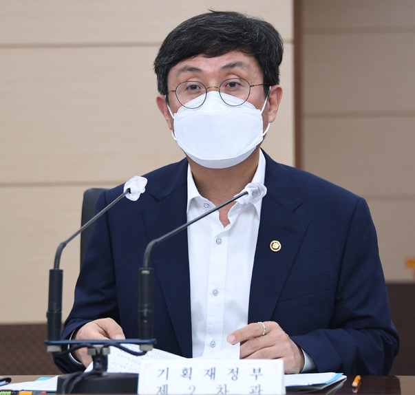 안도걸 기획재정부 차관이 5일 정부세종청사에서 '2021년 2차 추경 범정부 TF 회의'를 주재하고 모두발언을 하고 있다.(사진=기재부 제공)
