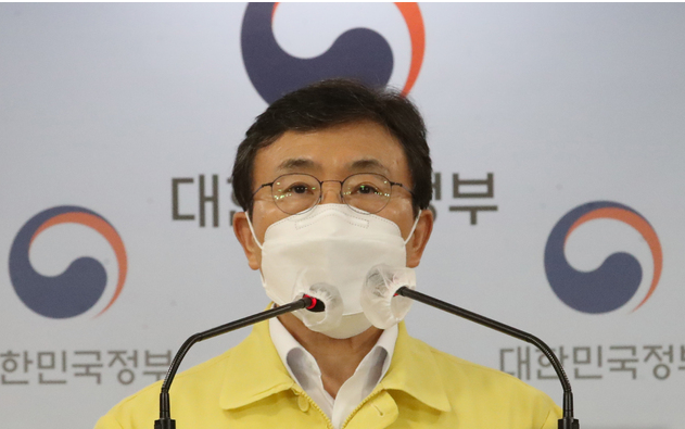  권덕철 중앙재난안전대책본부 1차장(보건복지부 장관)이 9일 오전 서울 종로구 정부서울청사에서 코로나19 재확산에 따른 사회적거리두기 4단계 적용에 대한 브리핑을 하고 있다. 