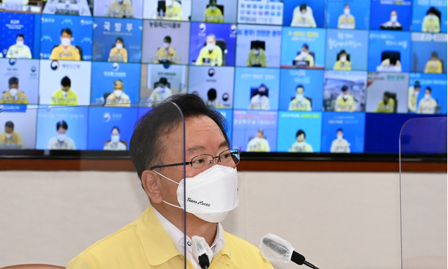 김부겸 국무총리가 9일 오전 서울 종로구 정부서울청사에서 열린 코로나19 대응 중앙재난안전대책본부(중대본) 회의에 참석해 발언하고 있다. 이날 김부겸 총리는 코로나19 재확산으로 인한 수도권 거리두기 단계 조정방안을 12일부터 2주간 "수도권 거리두기 4단계를 적용하기로 결정했다고 밝혔다. (공동취재사진) 