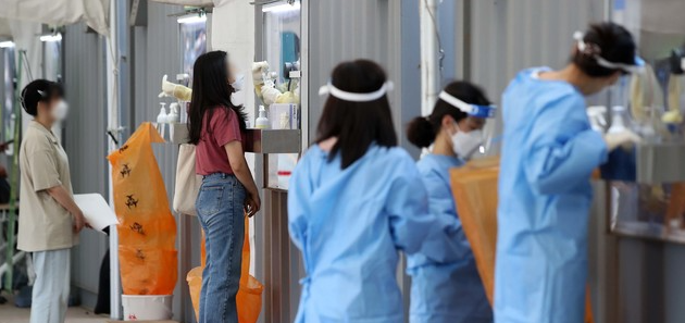  1316명의 신규 코로나19 확진자가 발생한 9일 오전 서울시청 광장에 설치된 임시 선별검사소에서 시민들이 검사를 받고 있다.