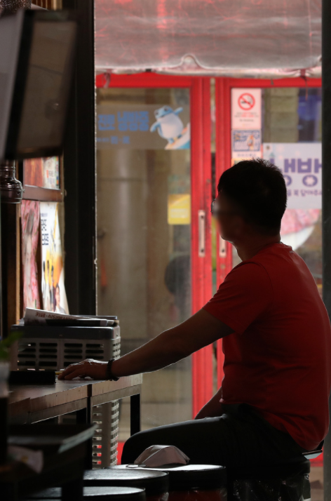 정부가 인천 강화·옹진군을 제외한 서울을 비롯한 수도권 전 지역을 거리두기 4단계로 하는 새 조정안을 발표했다. 오는 12일부터 수도권에서 18시 이전에는 지금처럼 4인까지 모임이 가능하지만 이후에는 2인 모임만 가능하다. 9일 오후 서울 시내 한 식당에서 가게 주인이 손님을 기다리고 있다.