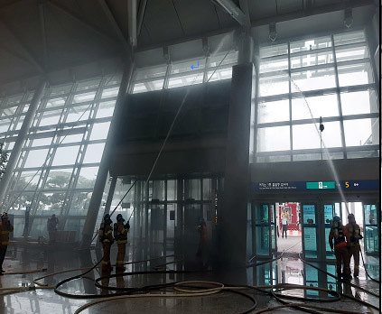지난 11일 인천공항 제1여객터미널 출국장 승강기에서 화재가 발생해 소방대원들이 화재를 진압하고 있다. (사진=인천 영종소방서 제공) 2021.07.12.