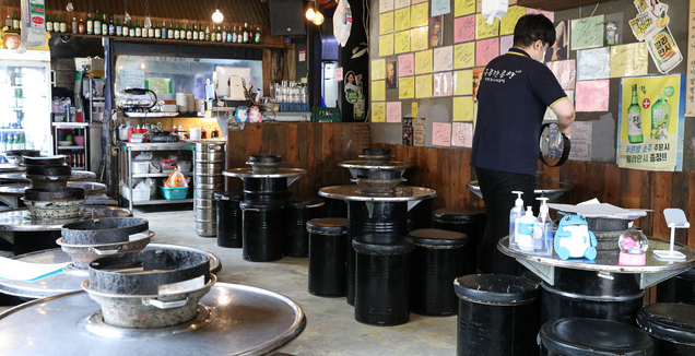 수도권 내 사회적 거리두기 4단계 격상을 하루 앞둔 지난 11일 오후 서울 마포구 홍익대학교 인근 한 식당에 종업원이 영업준비를 하고 있다.