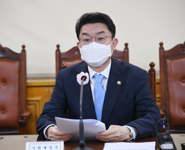 이억원 기획재정부 1차관이 13일 서울 명동 은행연합회에서 열린 거시경제금융회의에서 모두발언을 하고 있다. (사진=기획재정부) *재판매 및 DB 금지