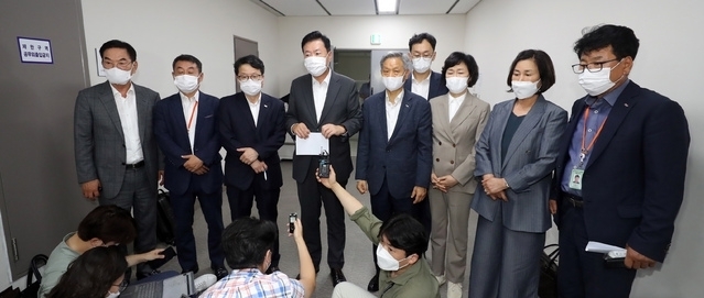 최저임금위원회 사용자위원들이 지난 12일 정부세종청사 고용노동부 내 최저임금위원회 전원회의장에서 열린 제9차 전원회의에 공익위원의 안에 반발하며 퇴장 후 기자회견을 하고 있다. (공동취재사진) 2021.07.13.