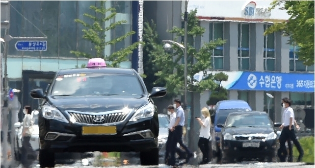 대구 전역에 폭염경보가 발효된 지난 12일 오후 대구 중구 남산동 인근 대로에 지열로 인한 아지랑이가 피어오르고 있다. 2021.07.12. 