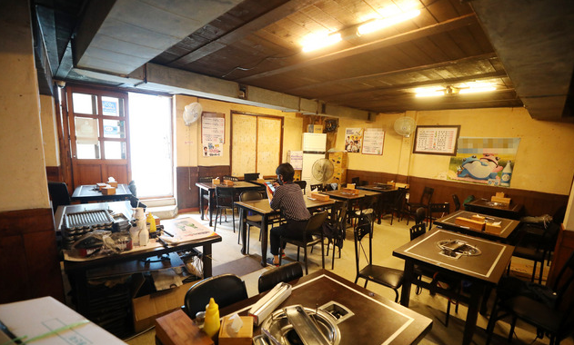 지난 5일 오후 서울 서대문구 신촌거리의 한 음식점에서 업주가 손님을 기다리고 있다. 