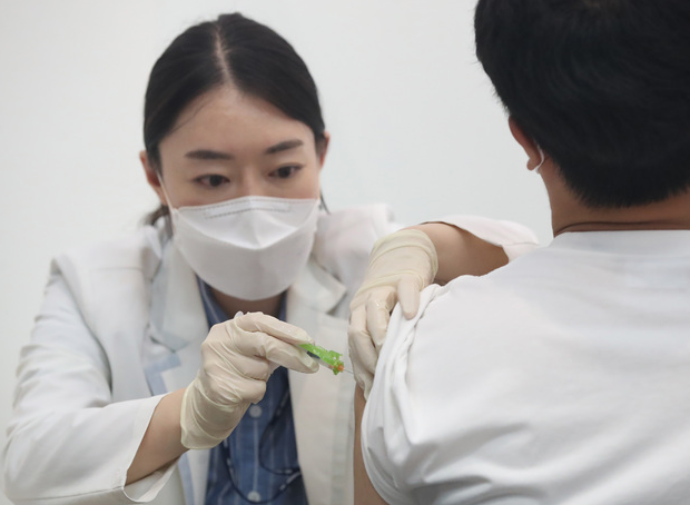 지난 8일 오후 서울 한 코로나19 예방접종센터에서 접종 대상자가 백신을 접종하고 있다. 7일까지 누적 1차 접종자는 1547만 6019명으로 전체 인구 5134만 9116명(2020년 12월 주민등록 거주자 인구)의 약 30.1%, 권장 접종 횟수를 완료한 사람은 555만 3120명으로 전 국민의 10.8%다