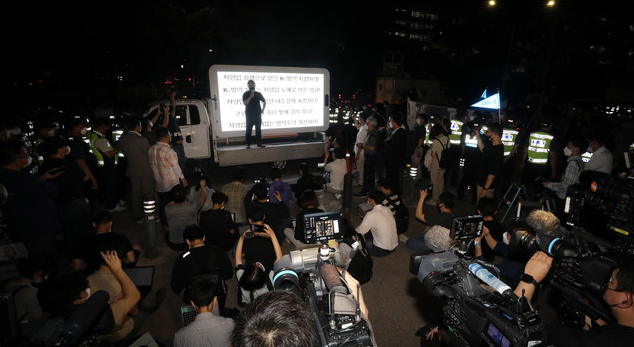  코로나19 대응 전국자영업자비상대책위원회가 14일 오후 서울 여의도공원에서 수도권 거리두기 4단계 조치에 항의하는 기자회견을 하고 있다. 