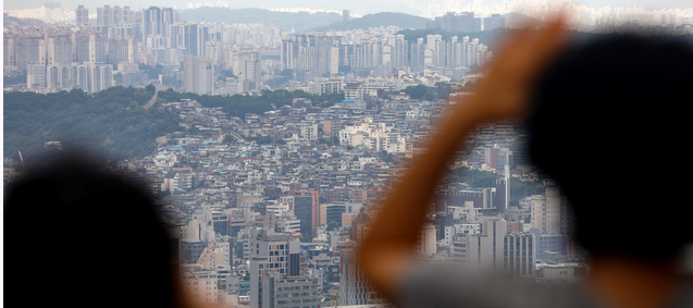 서울에서 빌라(다세대·연립주택) 거래량이 아파트 거래량을 6개월 연속 앞질렀다. 아파트값 상승세로 상대적으로 저렴한 빌라 수요가 는 것으로 풀이된다. 13일 오전 서울 남산에서 시민들이 빌라 밀집지역을 바라보며 대화를 나누고 있다.