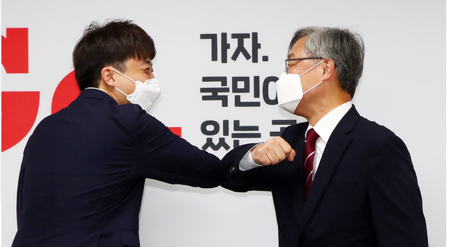 이준석 국민의힘 대표와 최재형 전 감사원장이 15일 서울 여의도 국민의힘 중앙당사에서 만나 인사하고 있다. 