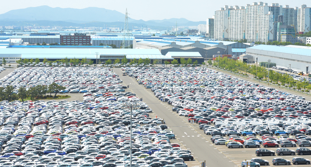 울산 북구 현대자동차 울산공장 야적장에 차량들이 출고를 기다리고 있다.