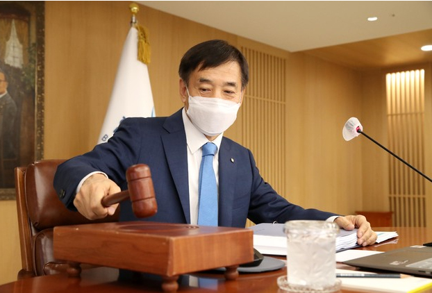 이주열 한국은행 총재가 15일 서울 중구 한국은행에서 열린 금융통화위원회 본회의에 참석해 회의를 주재하며 의사봉을 두드리고 있다. (사진=한국은행 제공) 
