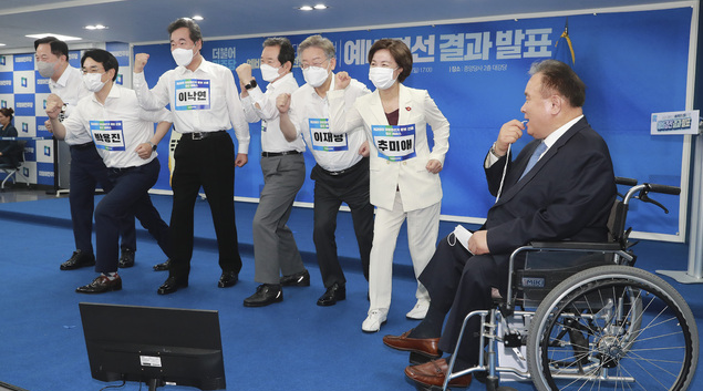 11일 서울 여의도 더불어민주당 중앙당사에서 열린 제20대 대통령선거 예비후보자 선출을 위한 예비경선 결과 발표에서 본경선에 진출한 김두관(왼쪽부터), 박용진, 이낙연, 정세균, 이재명, 추미애 후보가 기념촬영을 하고 있다.