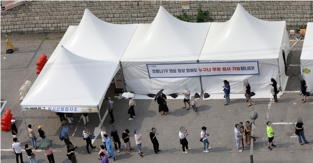 서울 서대문구 신촌기차역 공영주차장에 설치된 임시선별검사소에서 시민들이 검사를 받기 위해 줄 서 있다. 2021.07.15.
