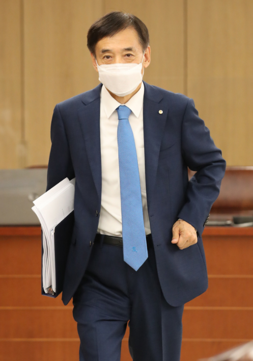  이주열 한국은행 총재가 15일 서울 중구 한국은행에서 열린 금융통화위원회 본회의에 참석하고 있다. (사진=한국은행 제공)