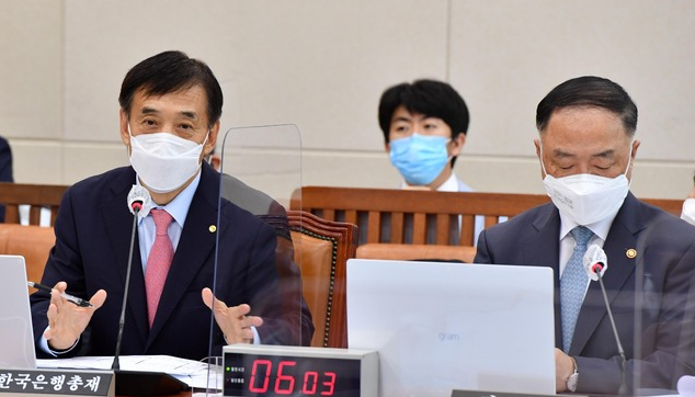이주열 한국은행 총재가 16일 서울 여의도 국회에서 열린 기획재정위원회 전체회의에서 의원 질의에 답변하고 있다. (공동취재사진)
